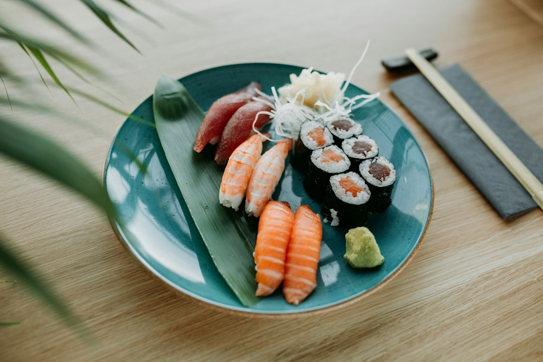 Nigiri de Omakase servidos en la barra